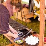 Lebendiges Mittelalter auf den Wiesen am Chiemsee im Seepark Bernau – Felden