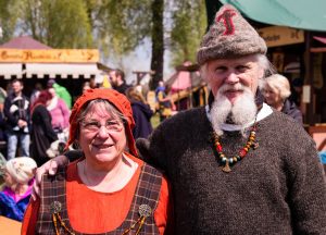 Lebendiges Mittelalter auf den Wiesen am Chiemsee im Seepark Bernau – Felden