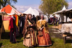Lebendiges Mittelalter auf den Wiesen am Chiemsee im Seepark Bernau – Felden