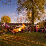 Lebendiges Mittelalter auf den Wiesen am Chiemsee im Seepark Bernau – Felden