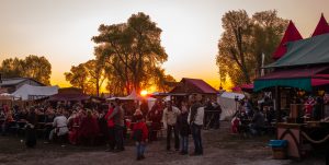 Lebendiges Mittelalter auf den Wiesen am Chiemsee im Seepark Bernau – Felden