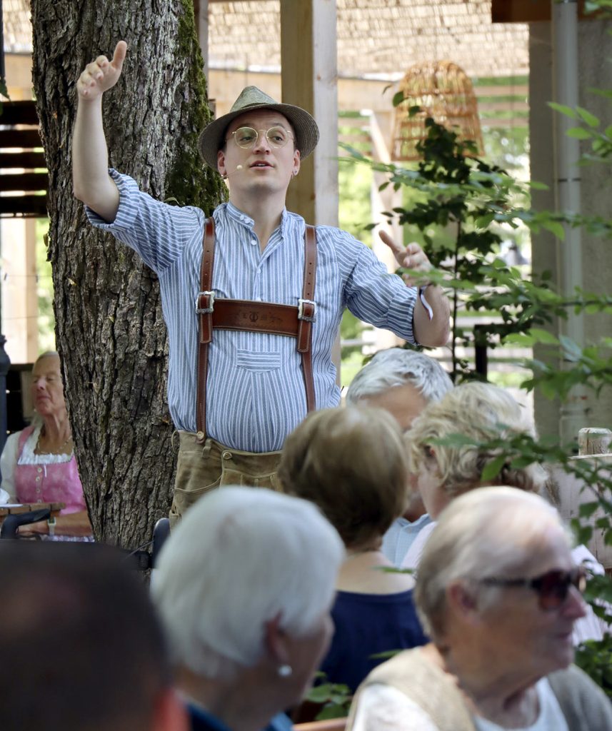 Volksmusikpfleger Leonhard Meixner führt durch den Tag der Volksmusik Foto: Bezirk Oberbayern