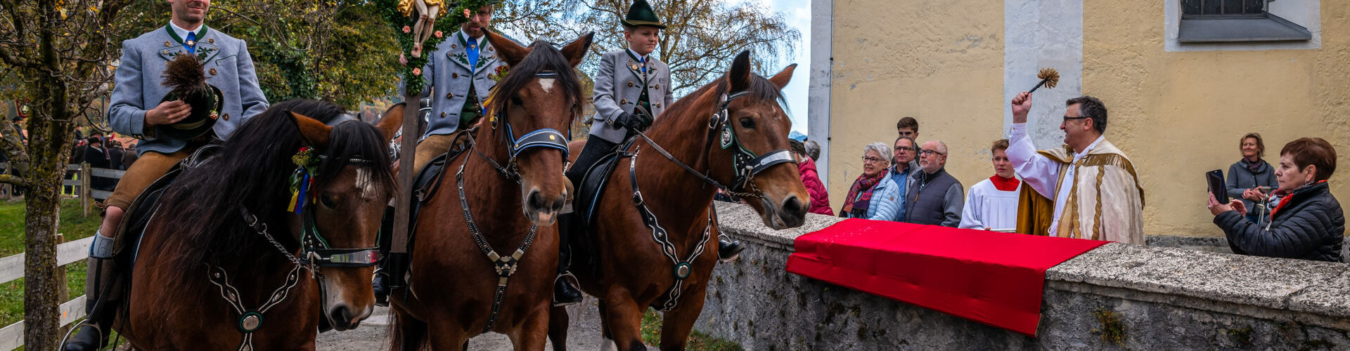 Traditioneller Leonhardiritt in Nußdorf