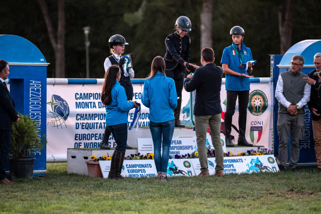 18-jährige Leonie Saugspier vom Samerberg gewinnt Goldmedaille im Reitsport „Working Equitation“