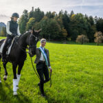 Bei den Europameisterschaften (Fite EM) in Working Equitation, der aufstrebenden Turnierform einer südeuropäischen Arbeitsreitweise, hat die 18-jährige Leonie Saugspier vom Samerberg mit ihrer 10-jährigen Stute (deutsches Sportpferd), in der Konkurrenz der Juniorenklasse M, die Goldmedaille und den Europameister-Titel gewonnen.