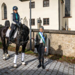 Bei den Europameisterschaften (Fite EM) in Working Equitation, der aufstrebenden Turnierform einer südeuropäischen Arbeitsreitweise, hat die 18-jährige Leonie Saugspier vom Samerberg mit ihrer 10-jährigen Stute (deutsches Sportpferd), in der Konkurrenz der Juniorenklasse M, die Goldmedaille und den Europameister-Titel gewonnen.