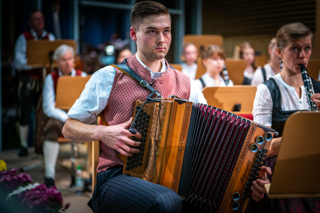 Gänsehautmomente lieferte der Solist Maximilian Binder aus Brunn mit seiner beeindruckenden Darbietung der "Diatonika" von Herbert Prixner, begleitet von der Musikkapelle.