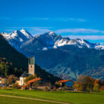 Blick über das herbstliche Roßholzen zum schneebedeckten Wendelstein