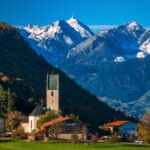 Spätherbstmorgen mit schneebedeckten Gipfeln