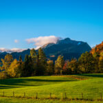 Spätherbstmorgen mit schneebedeckten Gipfeln