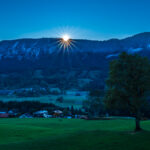 Sonnenaufgang über den schneebedeckten Berggipfeln