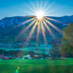 Sonnenaufgang über den schneebedeckten Berggipfeln