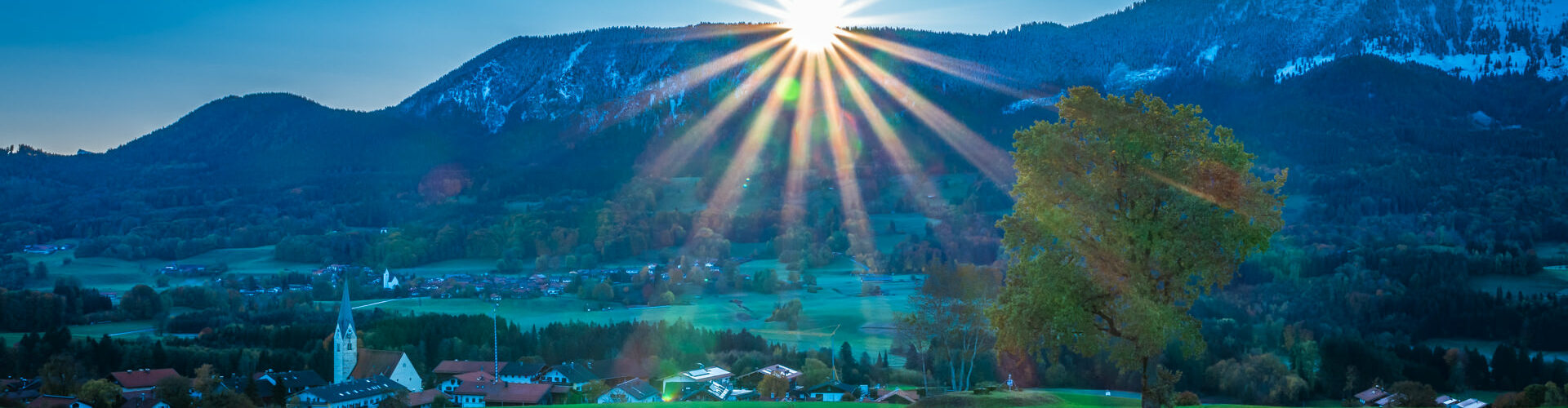 Sonnenaufgang über den schneebedeckten Berggipfeln