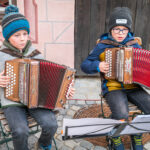 Hannes Astner, Neubeuern und Leo Hermann, Samerberg (beide 8 Jahre jung) unterhalten die Besucher auf dem Marktplatz von Neubeuern beim Warenmarkt