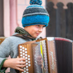 Hannes Astner aus Neubeuern mit seiner Ziach beim Warenmarkt in Neubeuern