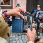 Hannes Astner, Neubeuern und Leo Hermann, Samerberg (beide 8 Jahre jung) unterhalten die Besucher auf dem Marktplatz von Neubeuern beim Warenmarkt
