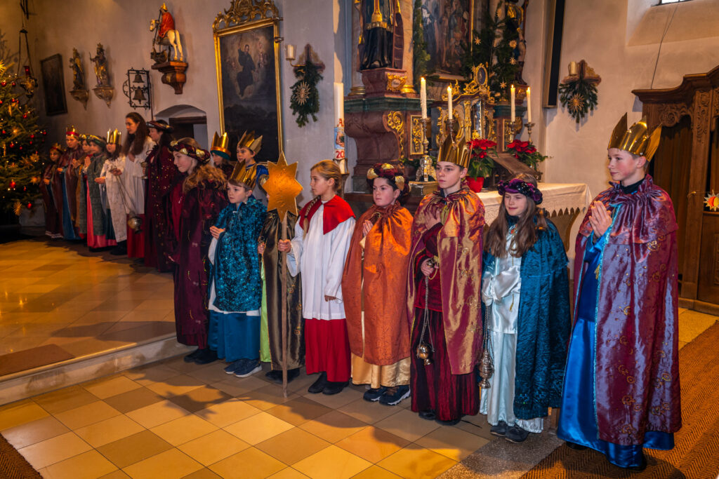 43 Sternsinger aus dem Samerberg auf dem Weg für Kinder in Not