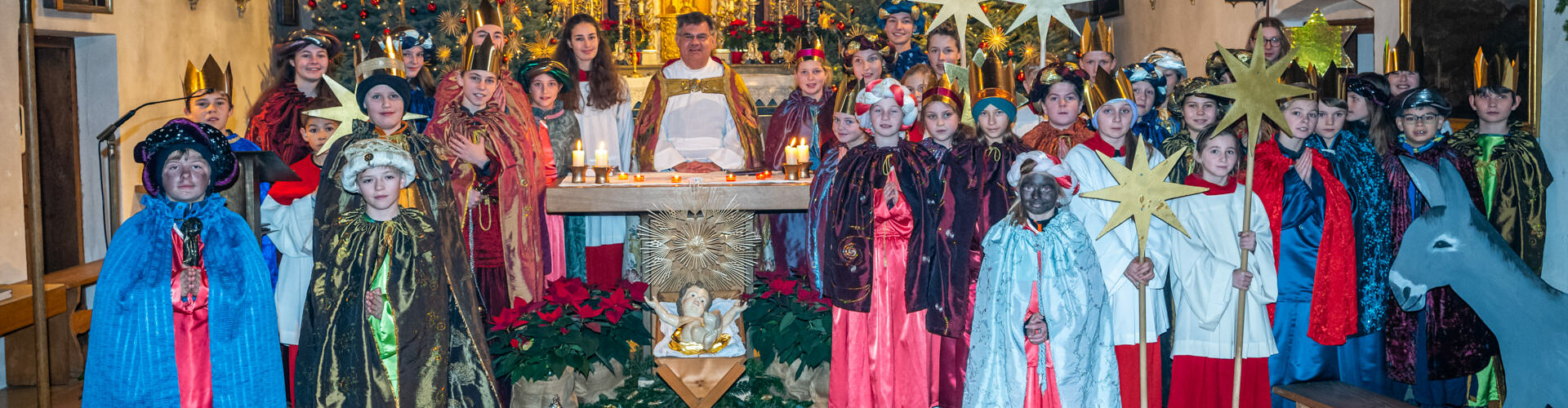 43 Sternsinger aus dem Samerberg auf dem Weg für Kinder in Not